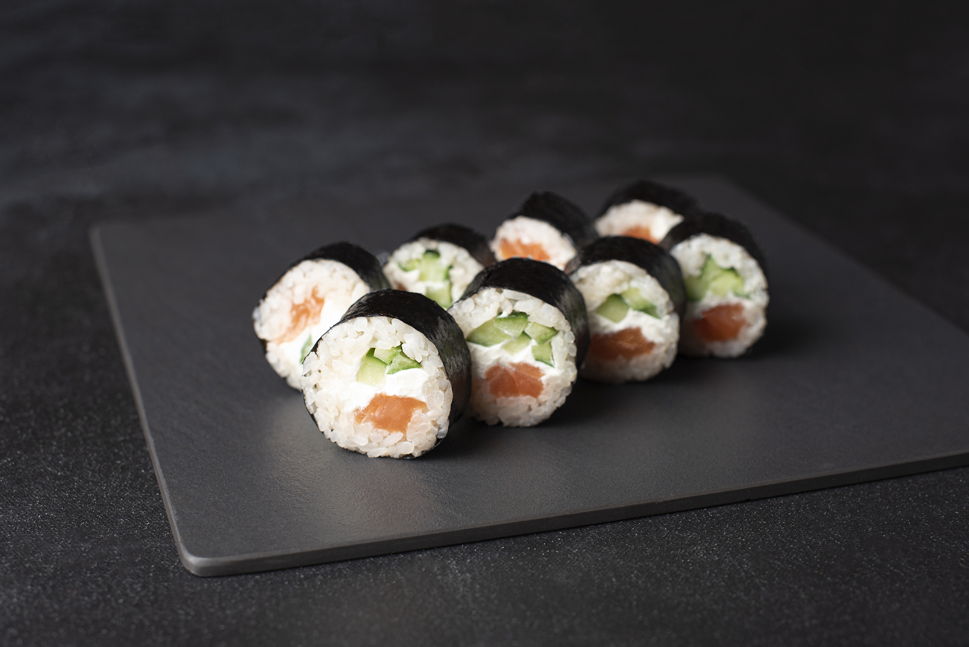 С лососем, огурцом и сыром филадельфия 8шт.