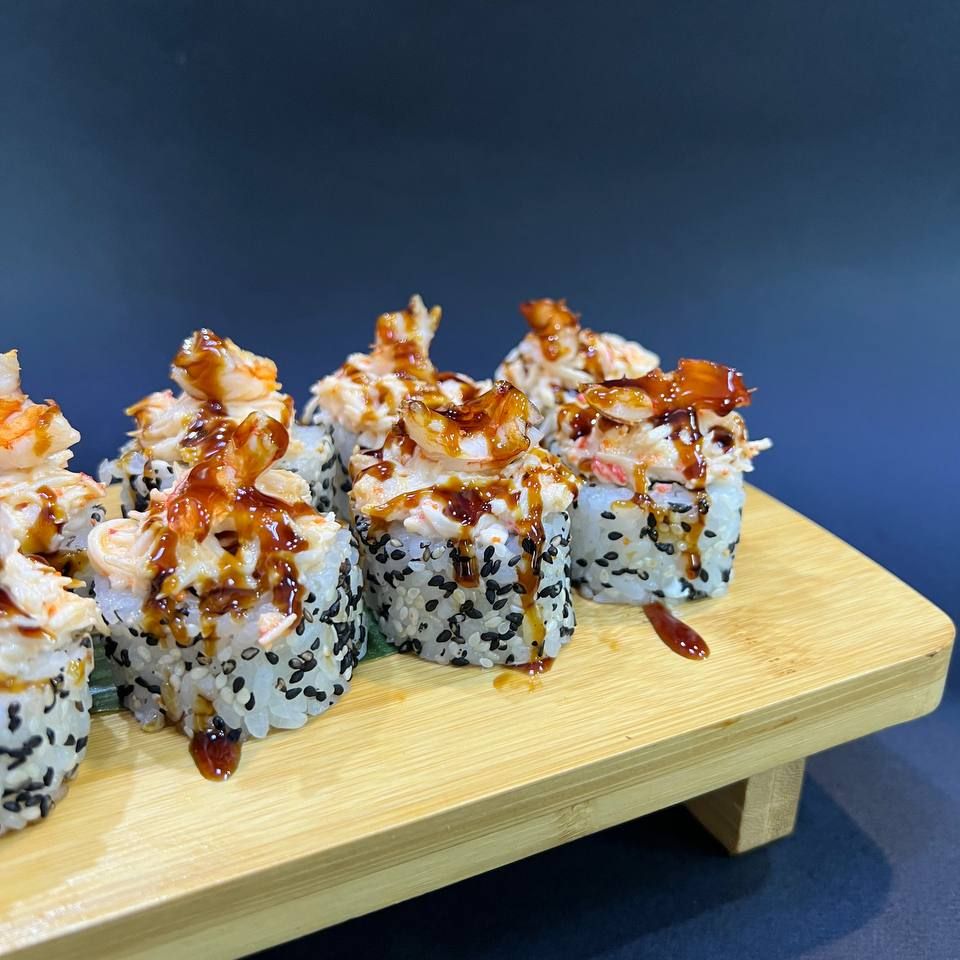 Запеченный ролл с крабом и креветками