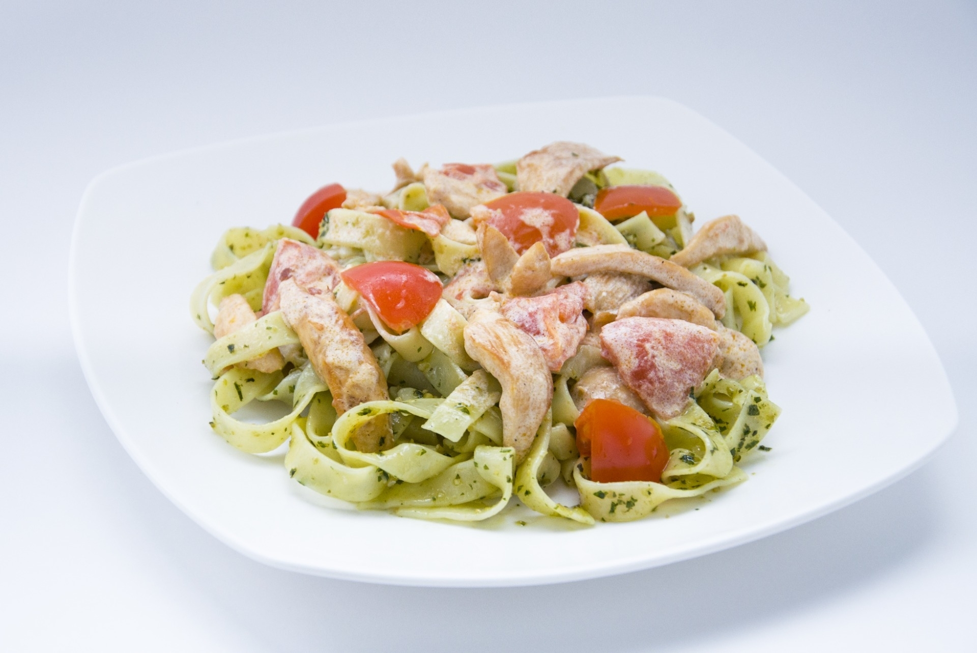 Паста с курицей и помидорами Черри с соусом "Песто"