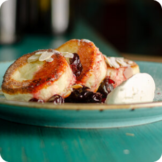 Сырники крем-чиз с джемом