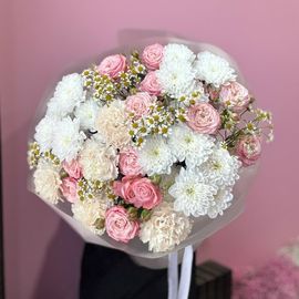 Пионовидные розы с диантусами и ромашкой