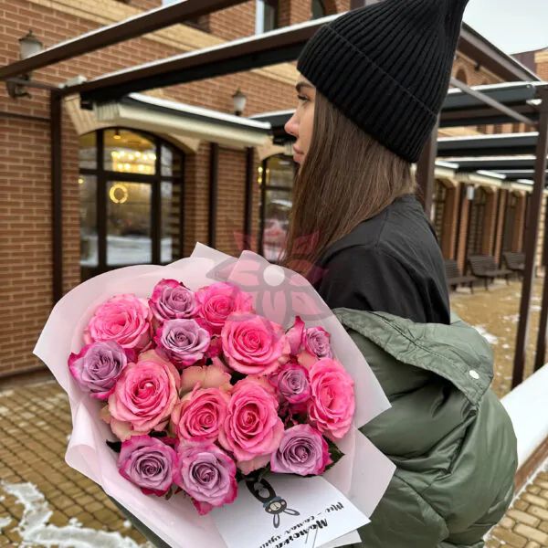 Букет из 15 роз микс в двухцветной матовой упаковке