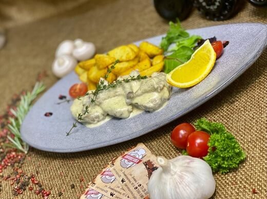Медальоны из свинины с лисичками