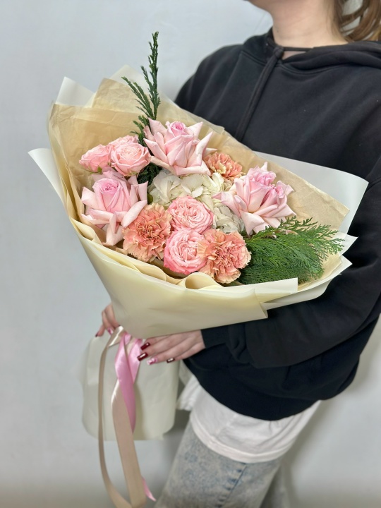 Букет с розой пинк охара ,пионовидными кустовыми розами,гортензией и хвоей