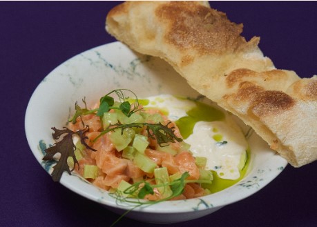 Тартар из лосося со страчателлой