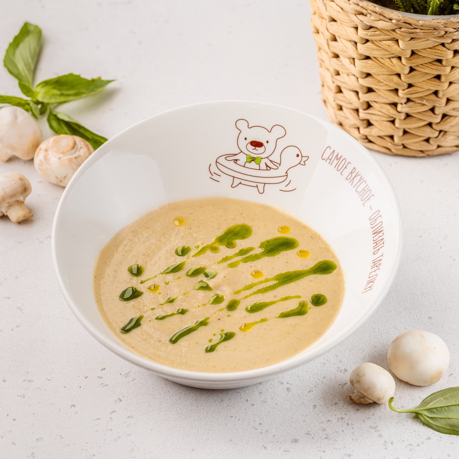 Крем-суп с белыми грибами, трюфельным маслом и бородинскими гренками