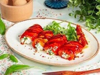 Рулетики из печеного перца