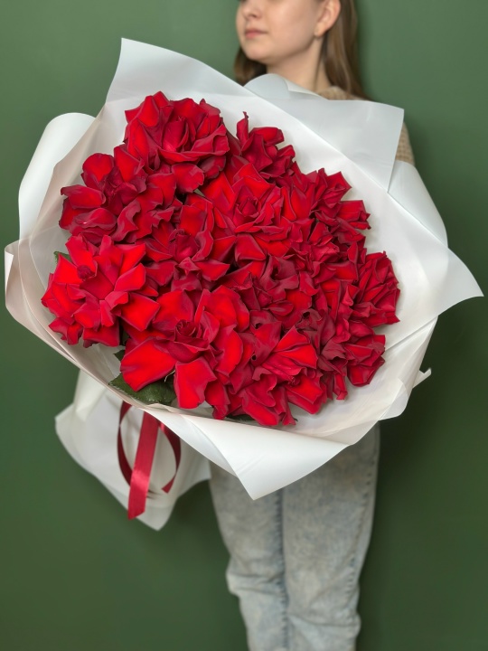 Красные французские розы 13 штук в белой упаковке