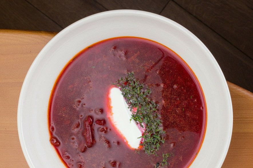 Борщ с чесночной булочкой