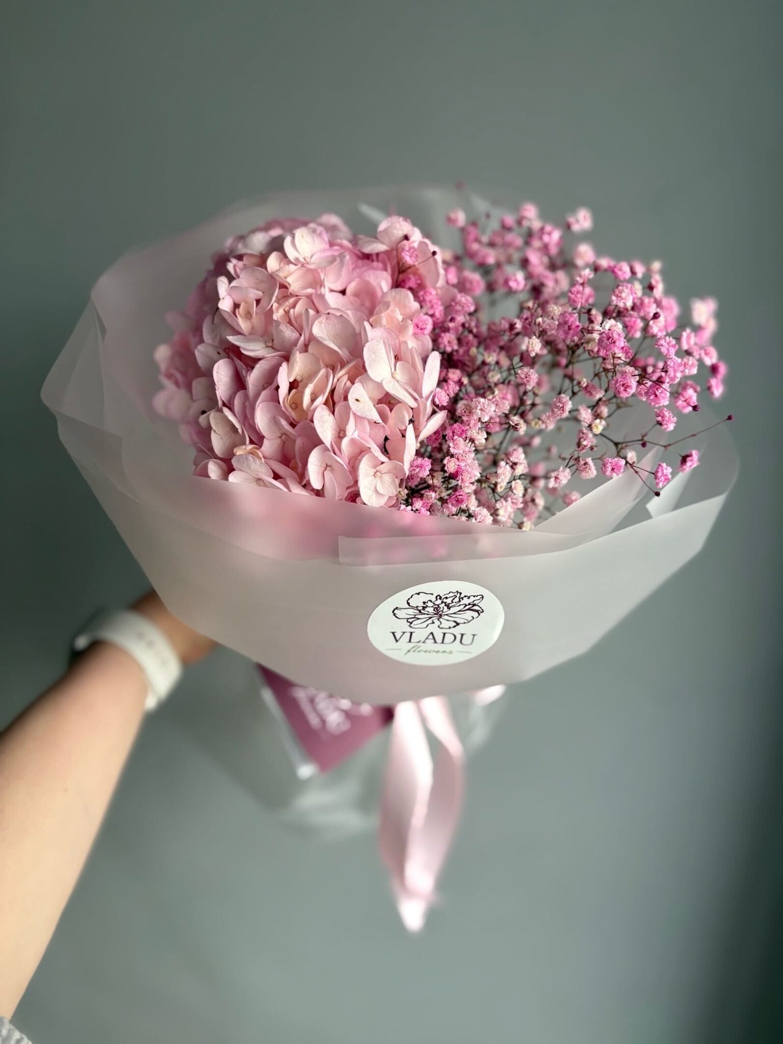 Букет из гортензии и гипсофилы