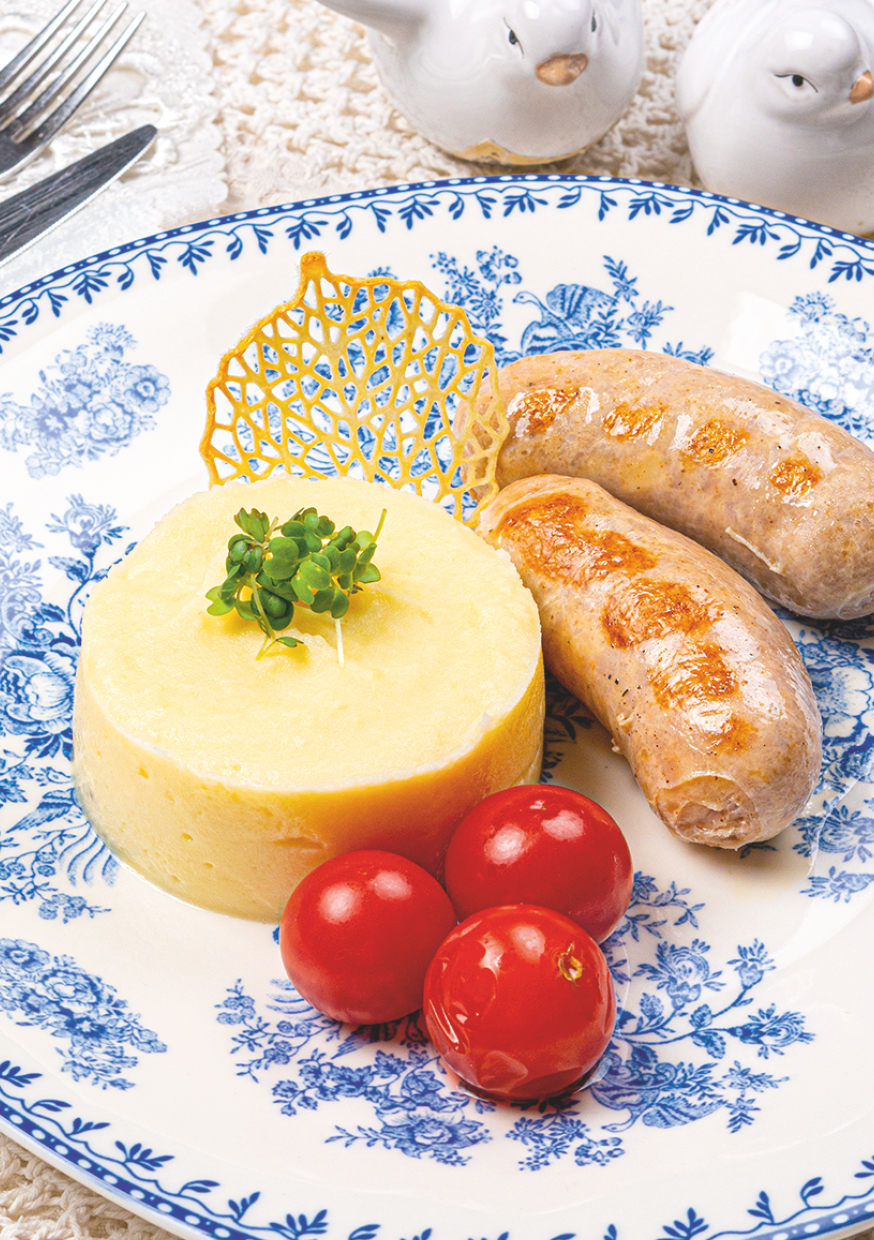 Куриные сардельки с сыром, с картофельным пюре и малосольными черри
