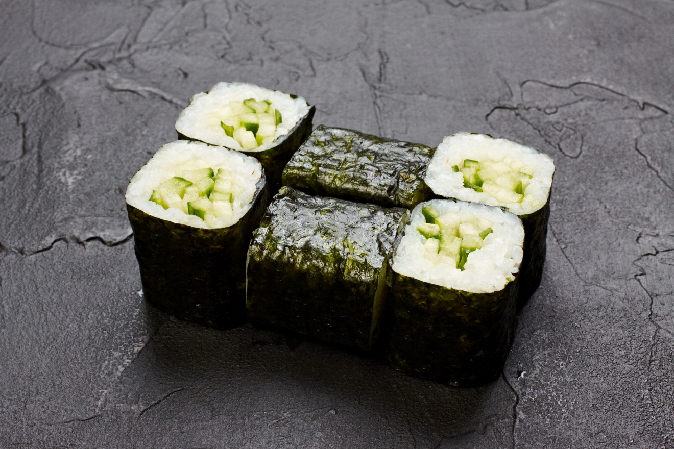 Мини ролл с огурцом