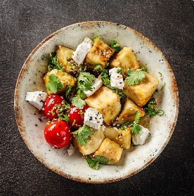 Теплый салат с хрустящими баклажанами