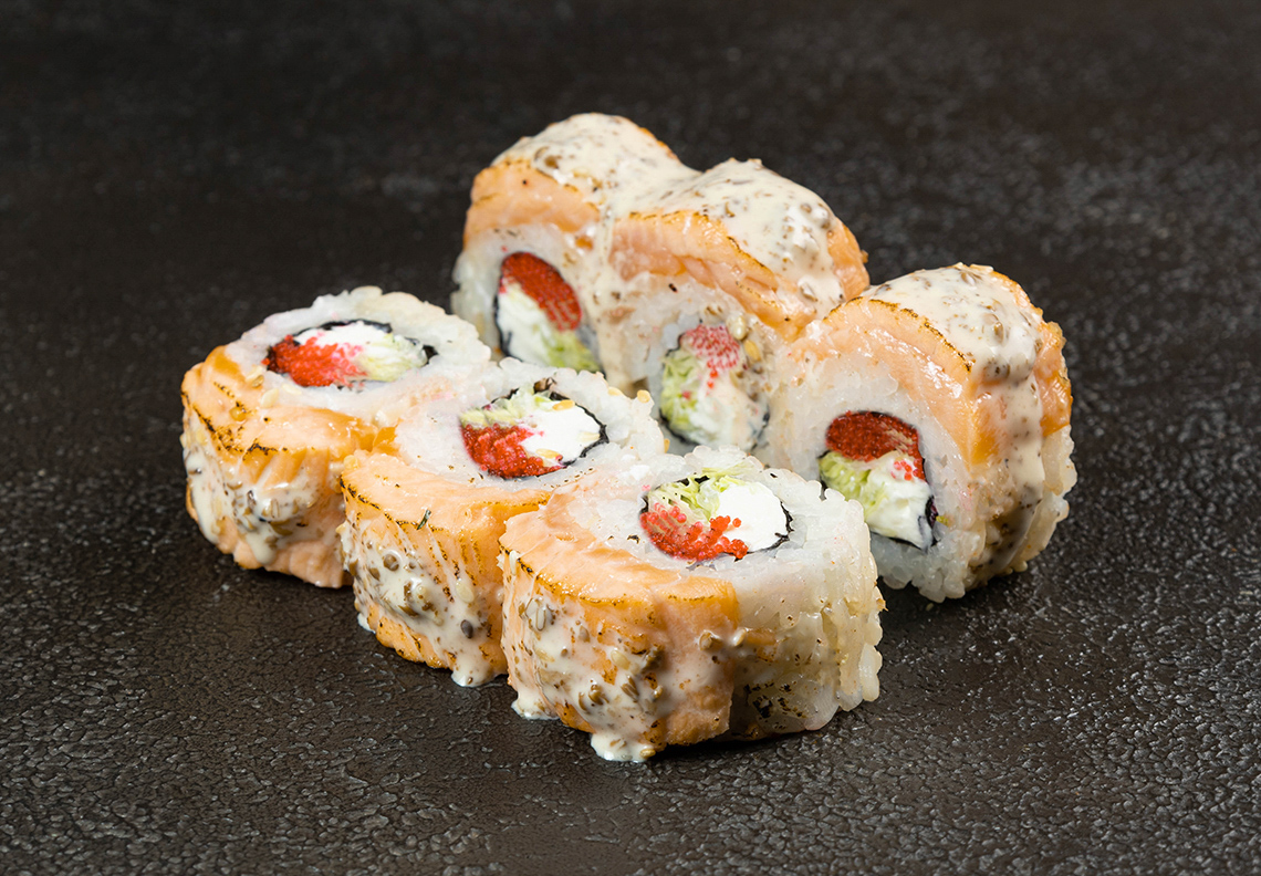 Ролл с опаленным лососем