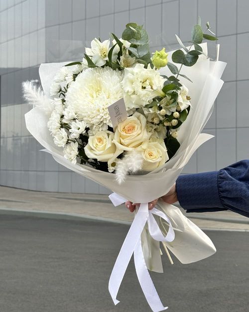 Букет из хризантемы, роз и асльтромерий