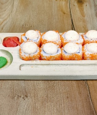 Ролл с крабом и икорной шапкой
