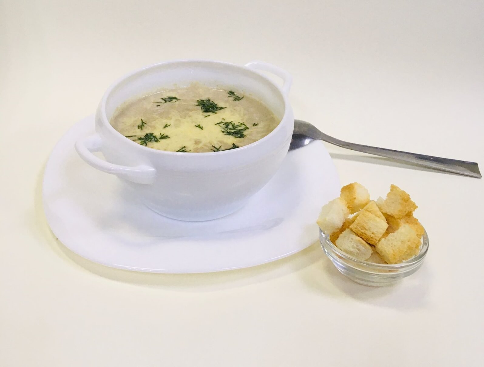 Крем-суп из грибов с сыром и гренками