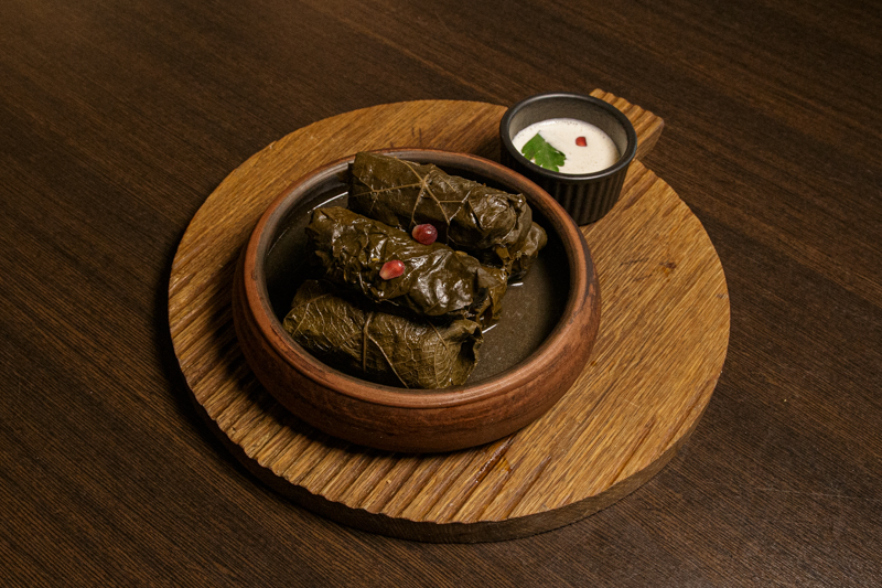 Долма в виноградных листьях