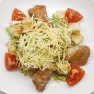Салат Цезарь с курицей