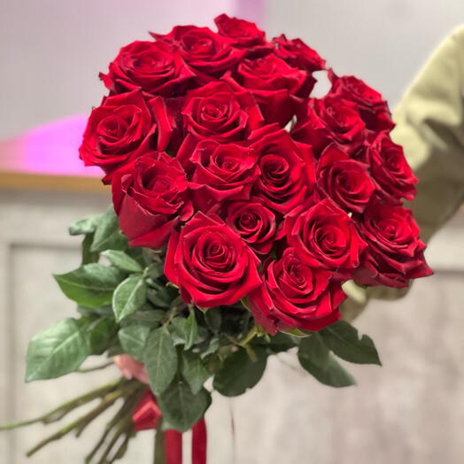 19 красных роз под ленту