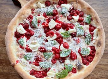 Пицца малина-маскарпоне