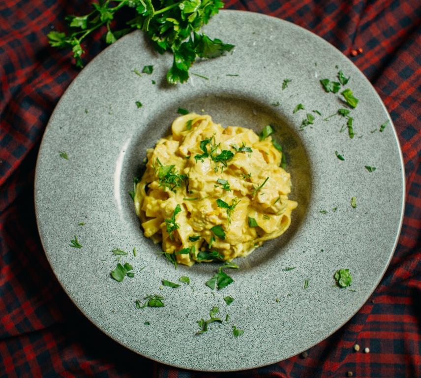 Спагетти и курицей карри