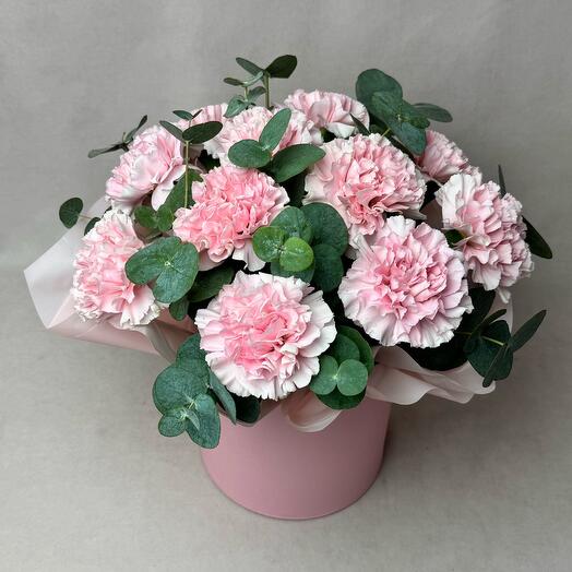 Диантусы с эвкалиптом в шляпной коробке