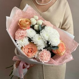 Нежный букет с розами и хризантемой М