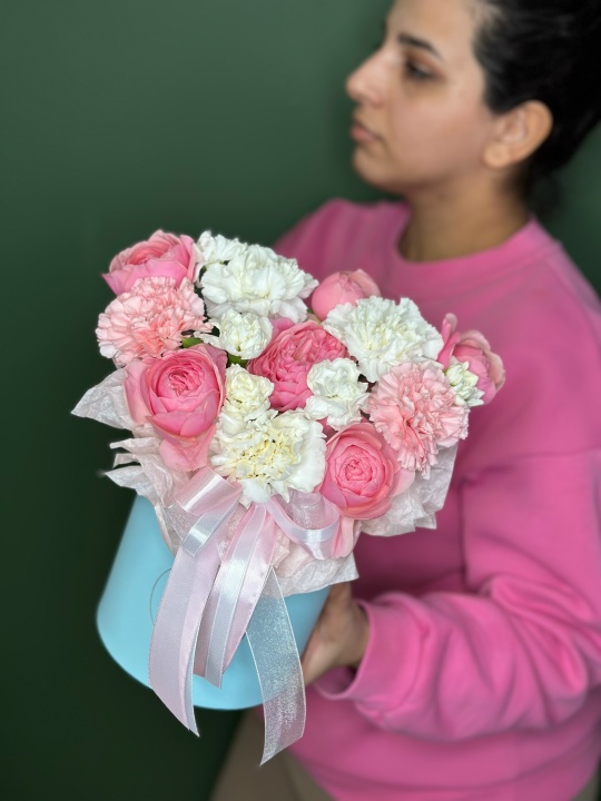 Коробочка с белыми и розовыми гвоздиками ,и пионовидной кустовой розой