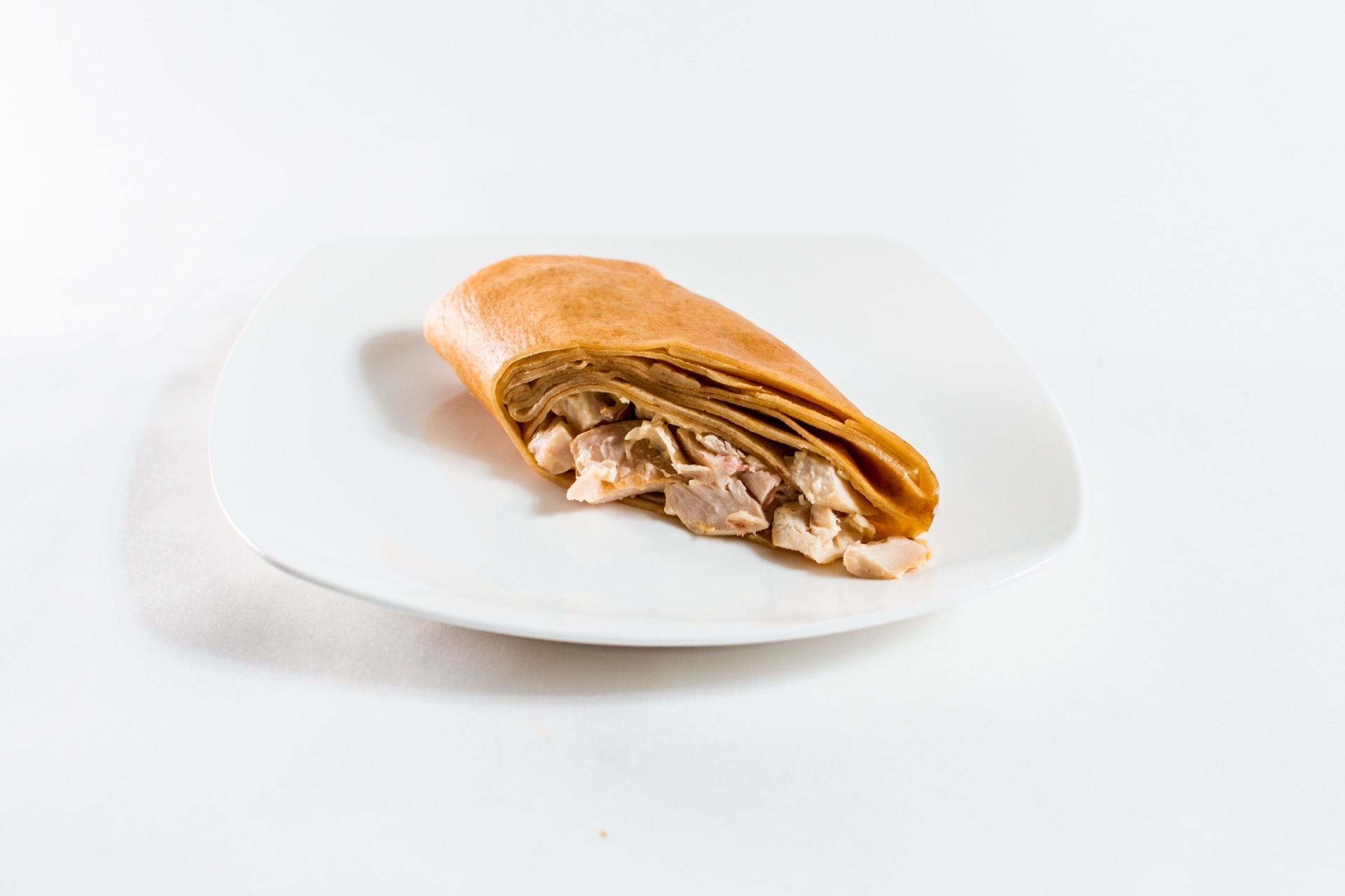 Блинчик с копченой курицей и майонезом