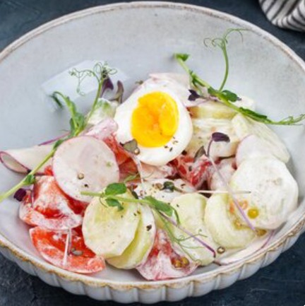 Салат из свежих овощей со сметаной