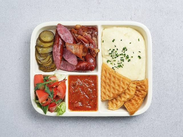 Норвежский бенто с колбасками и беконом.