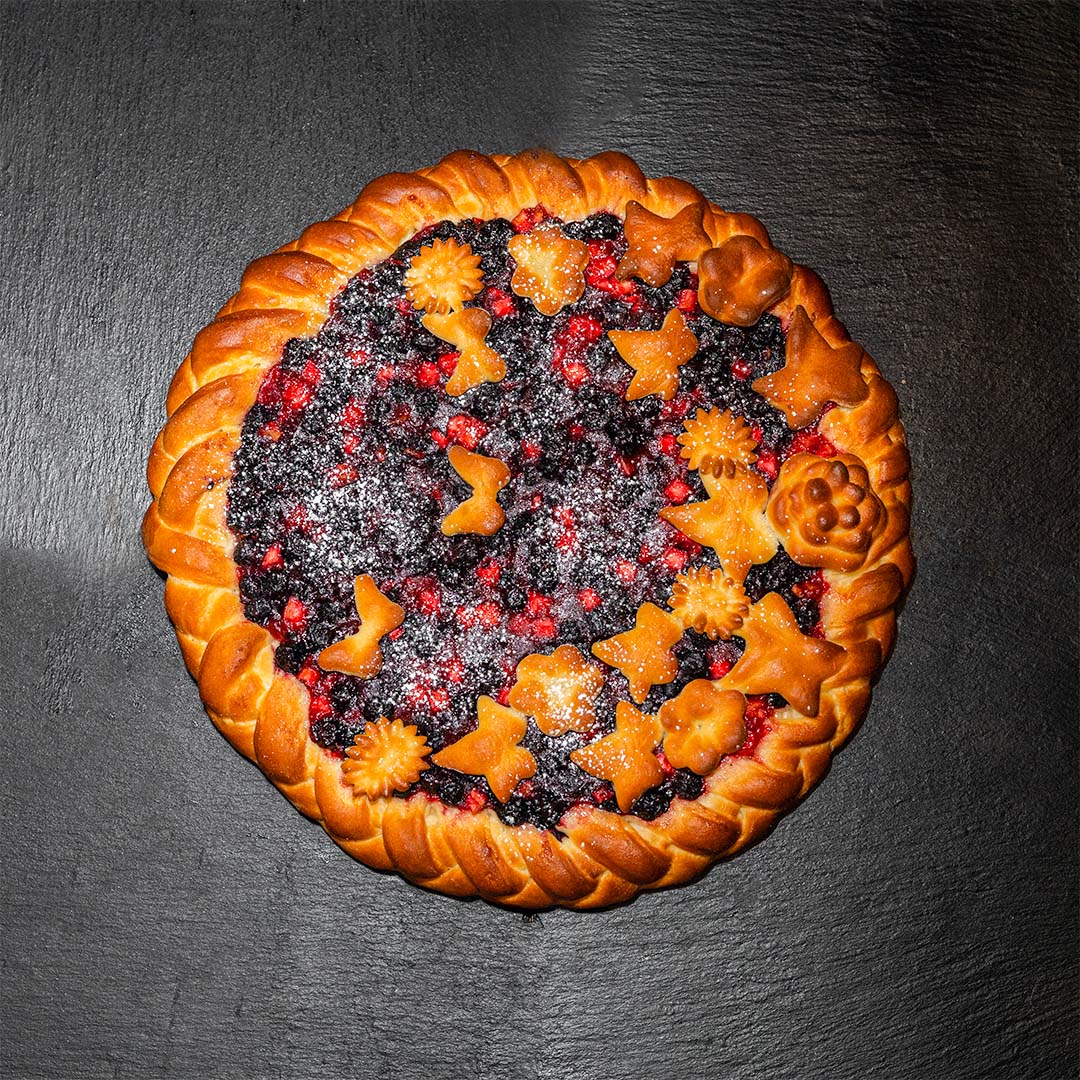 Пирог с рябиной и яблоком