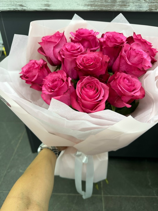 Букет из 11 ярких розовых роз премиум класса