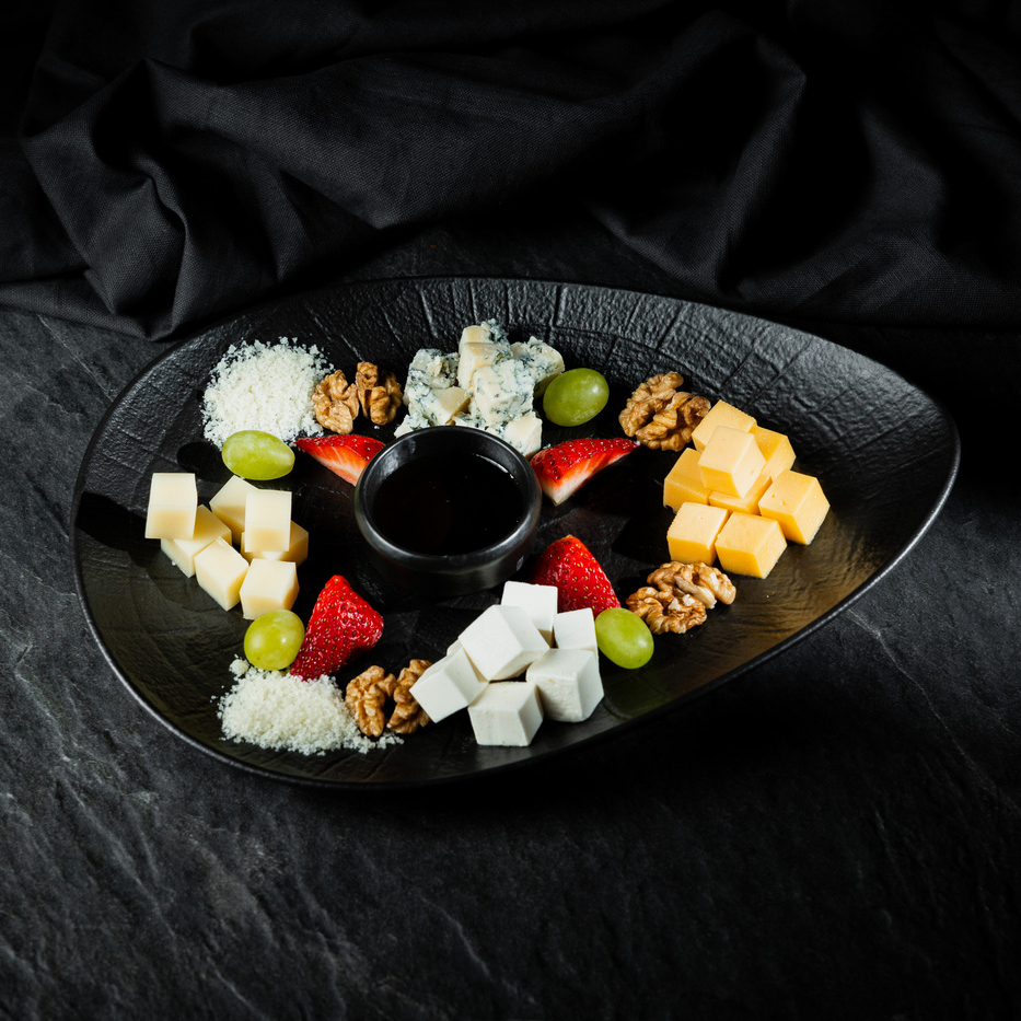 Сырное плато с орехами