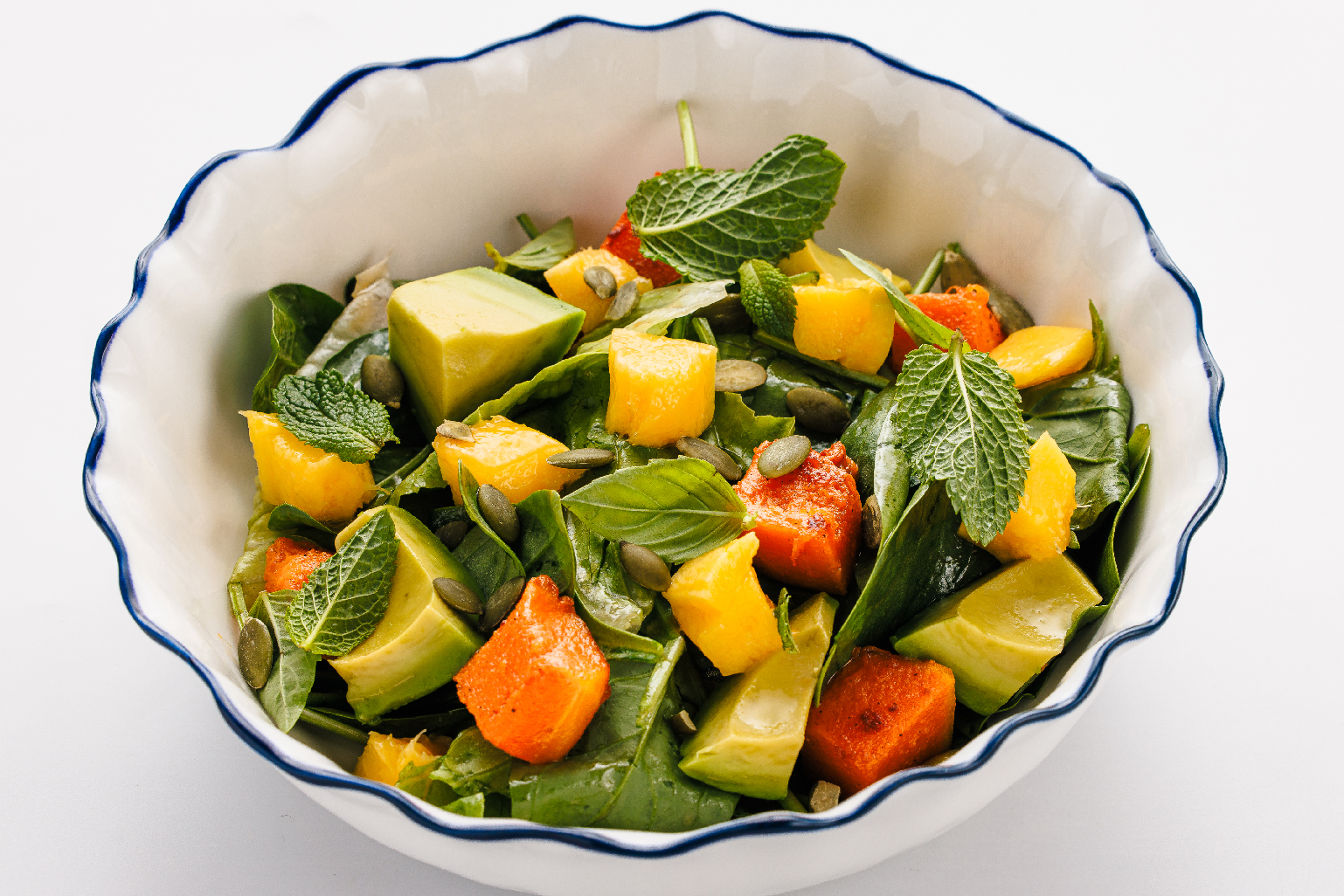 Салат с тыквой, манго и авокадо