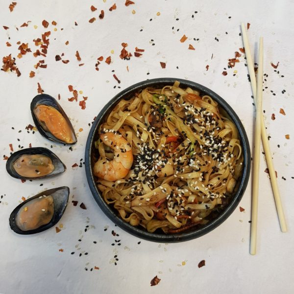 Вок с морепродуктами в устричном соусе