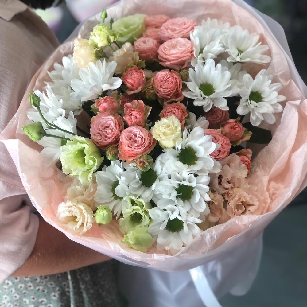 Букет с ромашковыми хризантемами и пионовидной розой