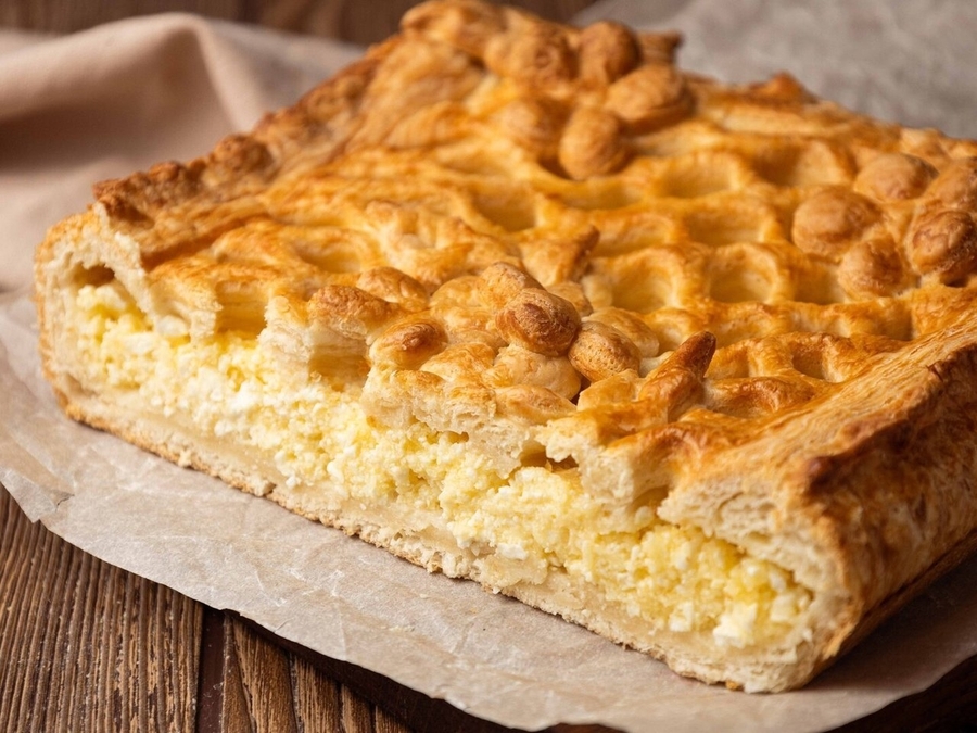 Пирог из слоеного теста с творогом 500гр