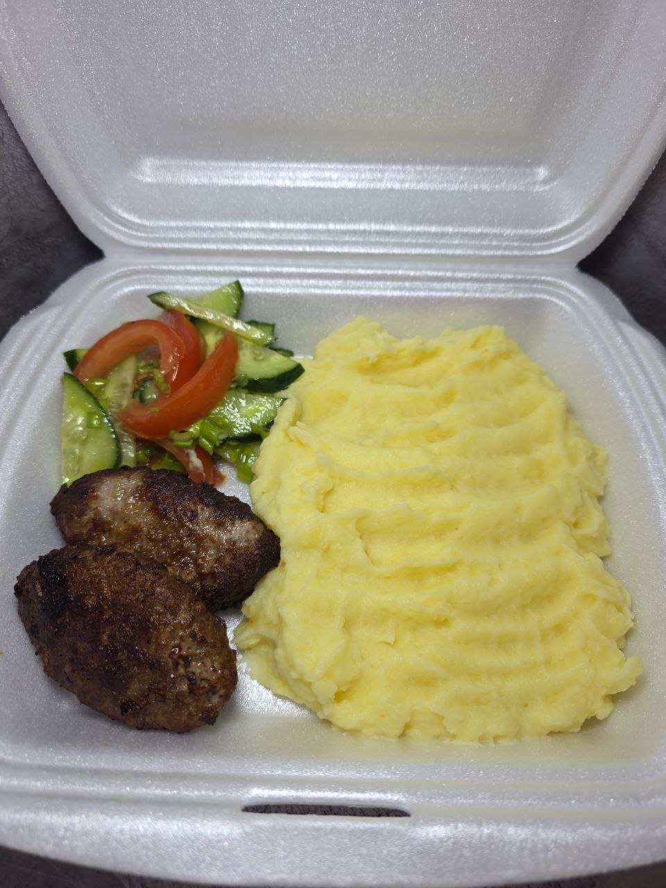 Картофельное пюре со свино-говяжьей котлетой