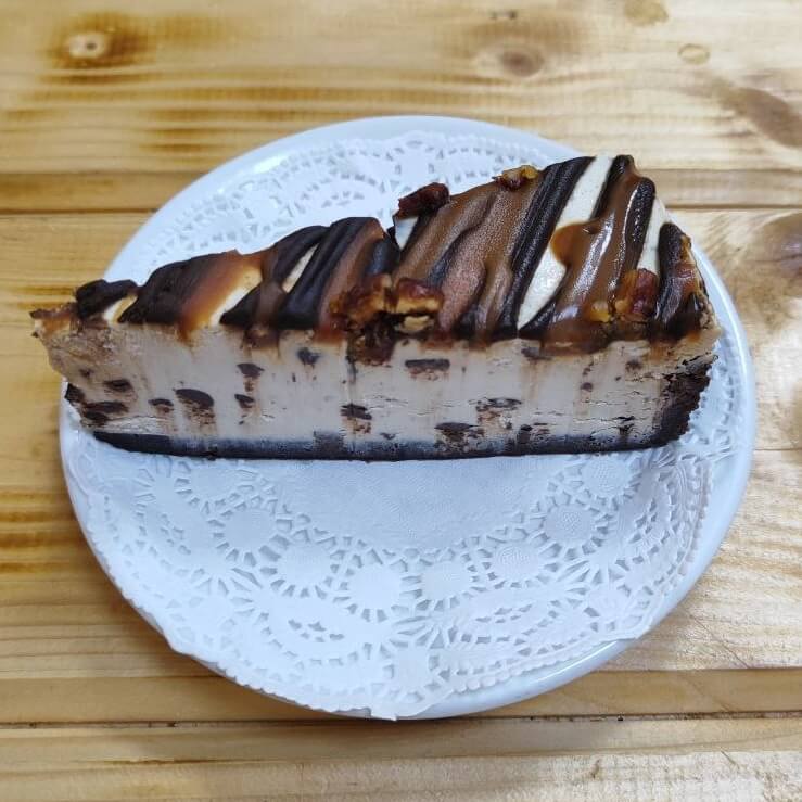 Чизкейк с шоколадом, карамелью и орехами