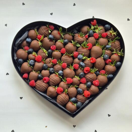 Клубника в шоколаде стильный подарок 