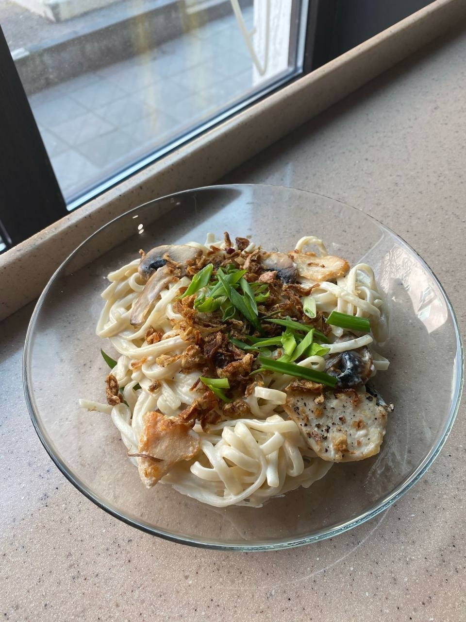 Сливочный удон с курицей и грибами