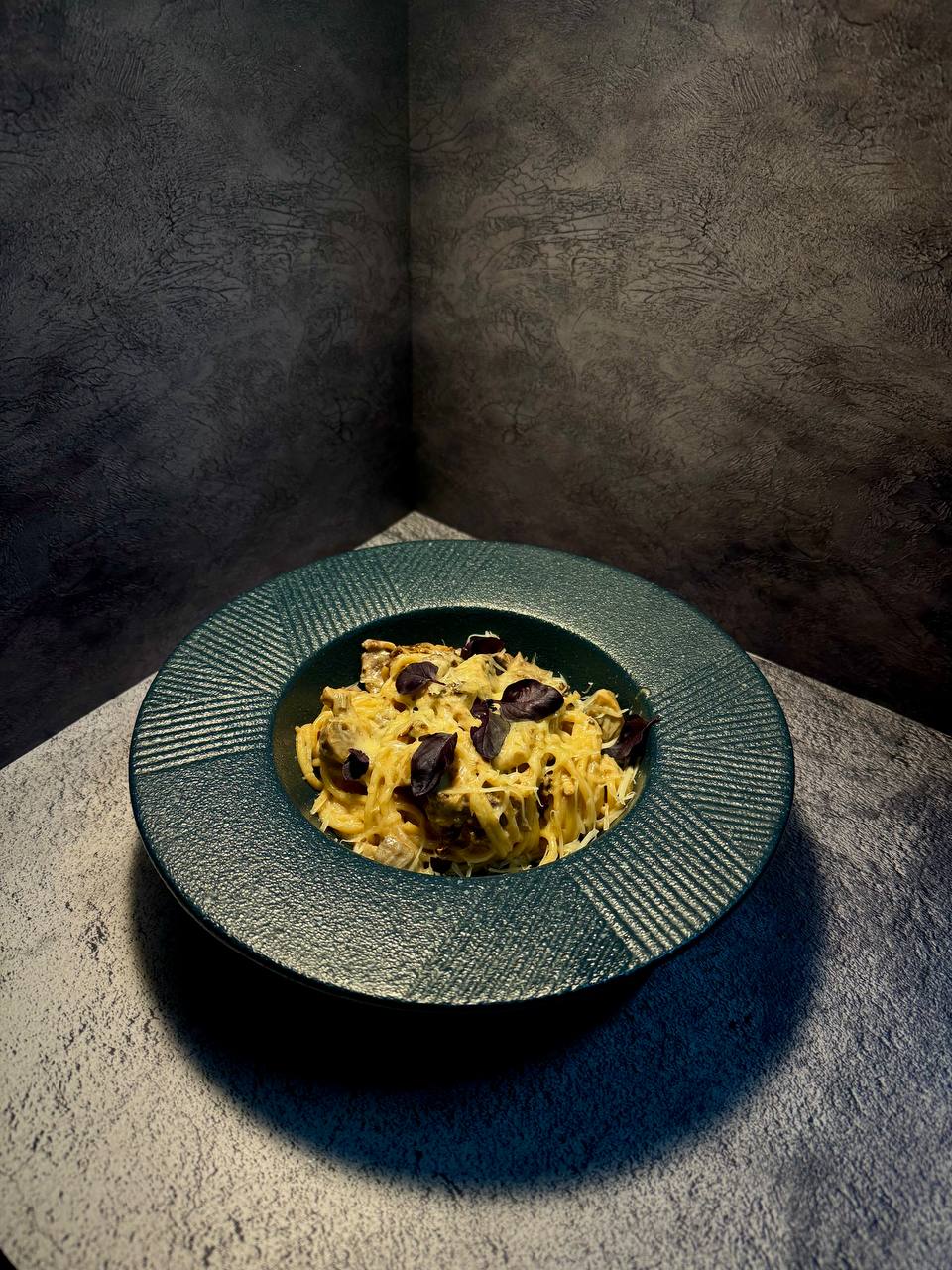 Спагетти с говяжьей вырезкой, грибами и томатами конфи