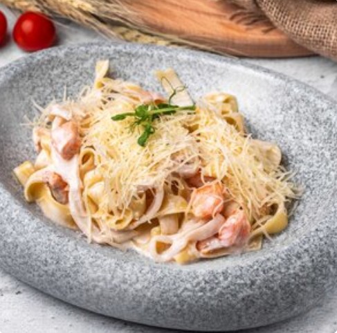 Паста с лососем и кальмаром