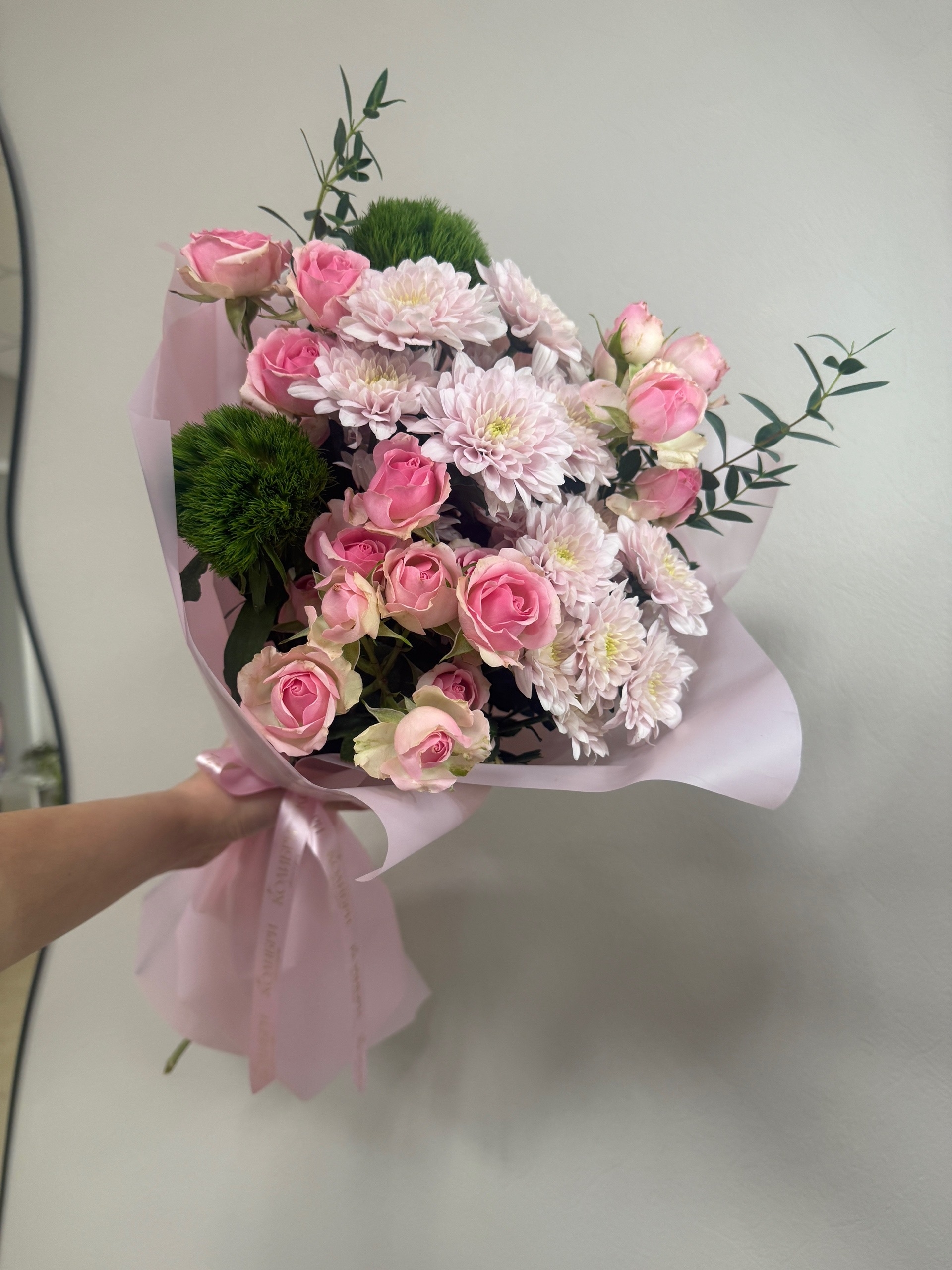 Букет из кустовых роз, хризантем и диантусов