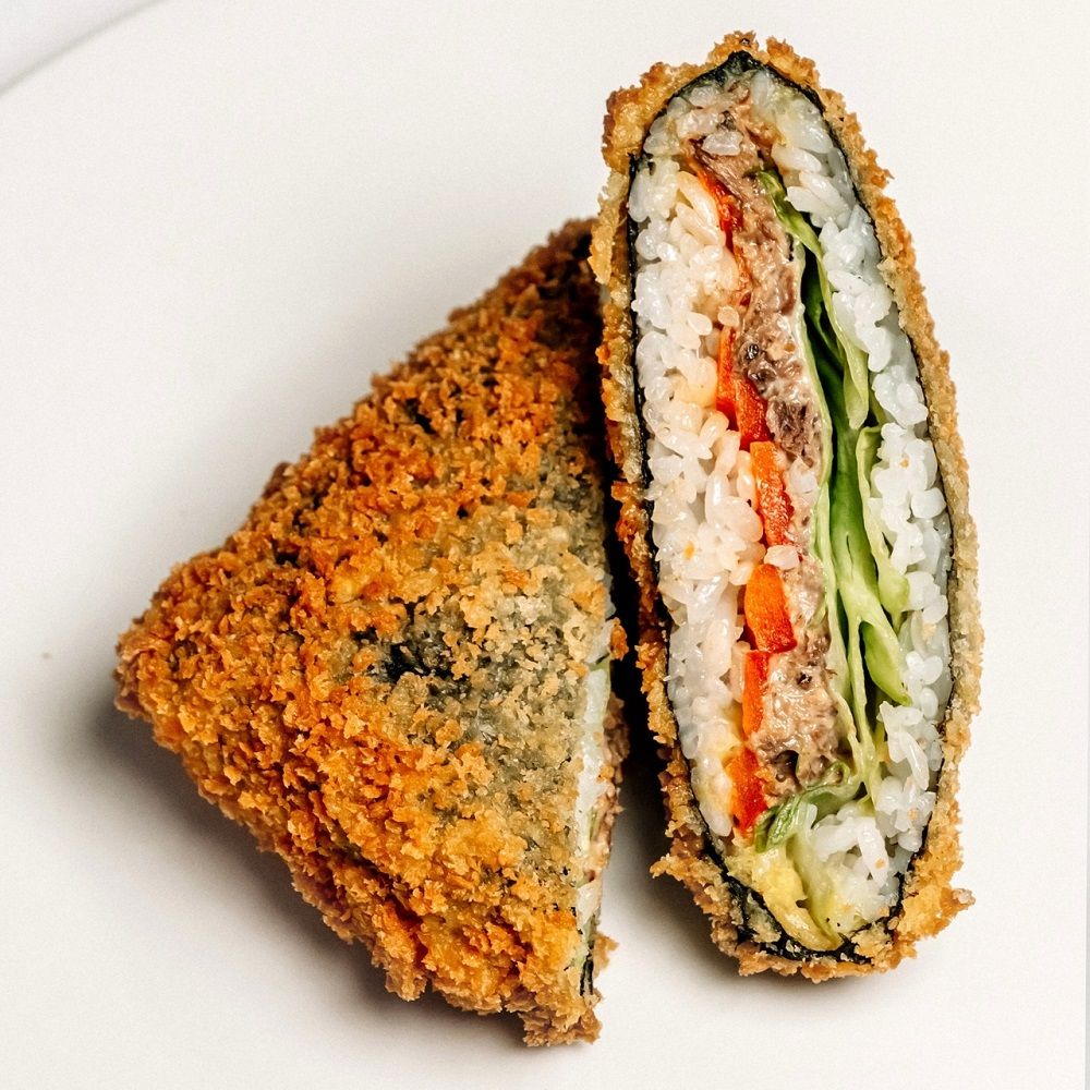 Онигири с тунцом