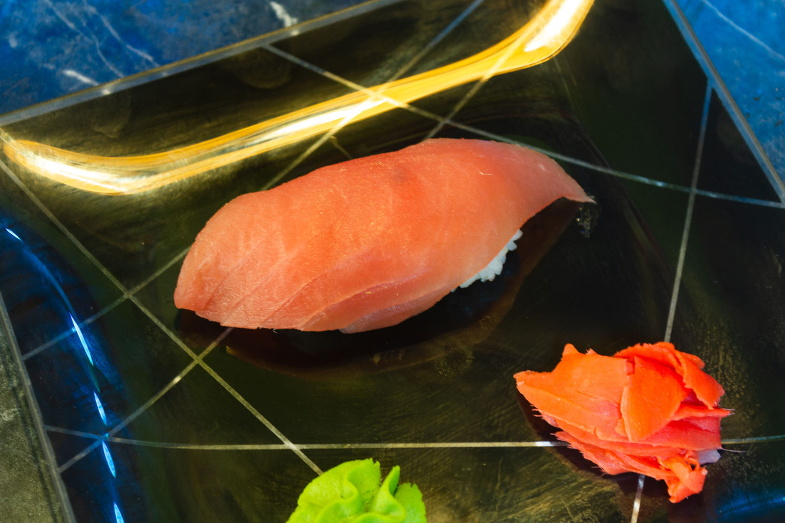 Суши с тунцом