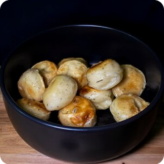 Пельмени с пряной курицей в чесночно-масляном соусе