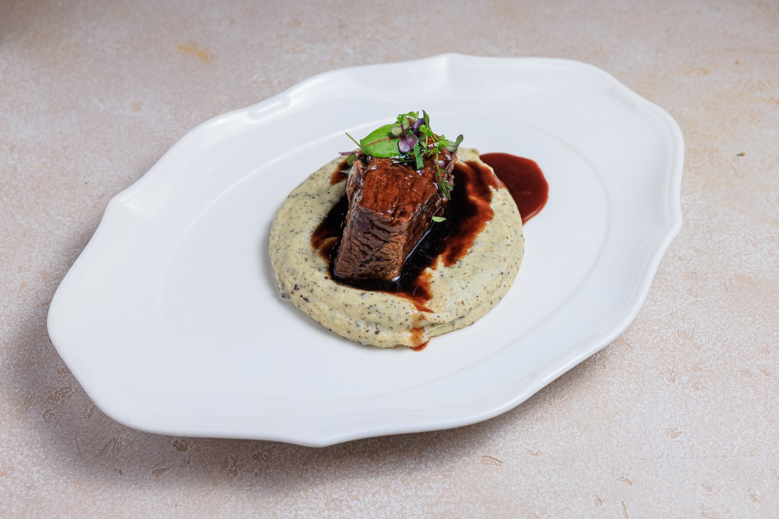 Томлёная говядина с трюфельным пюре